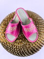 Dámské kožené pantofle model 90 - růžové s výšivkou