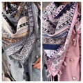Dámský šátek se vzorem v šedé kombinaci barev