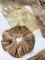 VSB Scrunchie velurová gumička v hnědé barvě