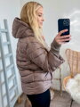 Stylová dámská krátká světle-hnědá bunda 