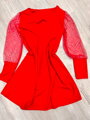 Trendy dámské šaty s perlami na rukávech červené 