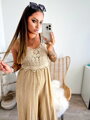 Trendy dámský overal v barvě camel 