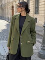 Dámské oversize khaki sako se zlatými knoflíky a broží