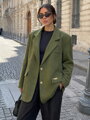 Dámské oversize khaki sako se zlatými knoflíky a broží