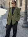 Dámské oversize khaki sako se zlatými knoflíky a broží