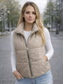 Teplá dámska vesta v krémovej farbe 