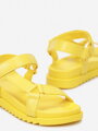 Pohodlné sandály ve žluté barvě HM3199