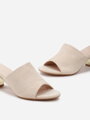 Sandály na podpatku v béžové barvě 77-507-42