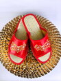 Dámské kožené papuče model 95 - červené s výšivkou květiny