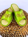 Dámské kožené papuče model 96 - zelené s výšivkou květiny
