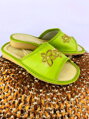 Dámské kožené papuče model 96 - zelené s výšivkou květiny
