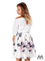 Skládaná dámská sukně v bílé barvě s růžovým květem