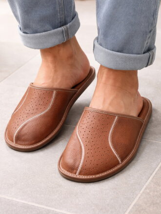 Pánské kožené pantofle v hnědé barvě 19 B