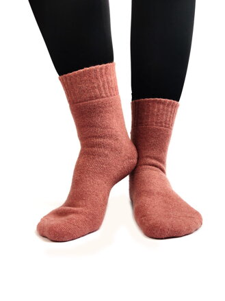 Vlněné dámské ponožky v korálové barvě