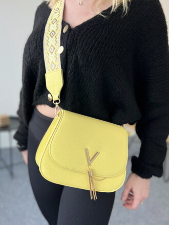 Trendy dámská kabelka ve žluté barvě s popruhem