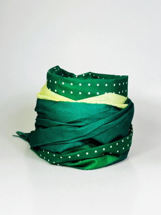 Zelený kašmírový šátek s kuličkami