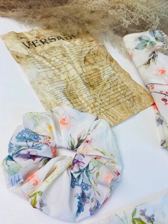 Scrunchie VSB barevná gumička do vlasů  s květinami 