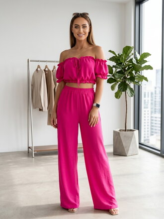 Trendy dámský komplet v zářivé růžové barvě 