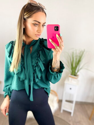 Elegantní halenka s volány v zelené barvě
