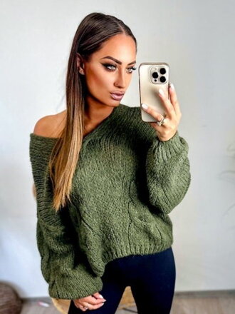 Trendy oversize dámský svetr v olivové barvě
