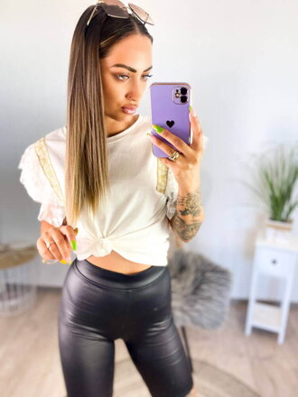 Top v bílé barvě s ozdobným rukávem