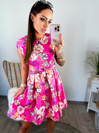 Elegantní dámské šaty v sytě růžové barvě