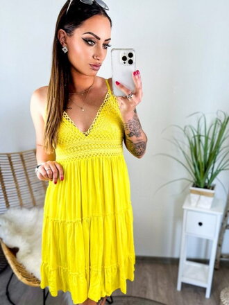 Krásné zářivé žluté šaty na ramínka 