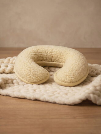 Polštářek ve tvaru podkovy z ovčí vlny