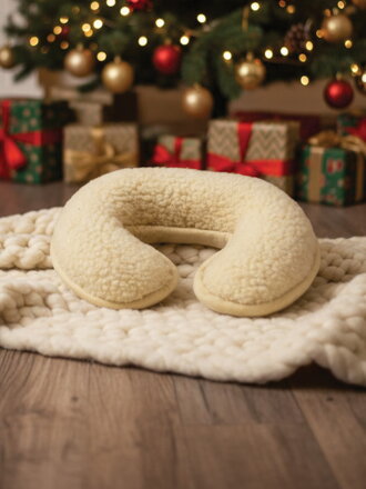 Polštářek ve tvaru podkovy z ovčí vlny