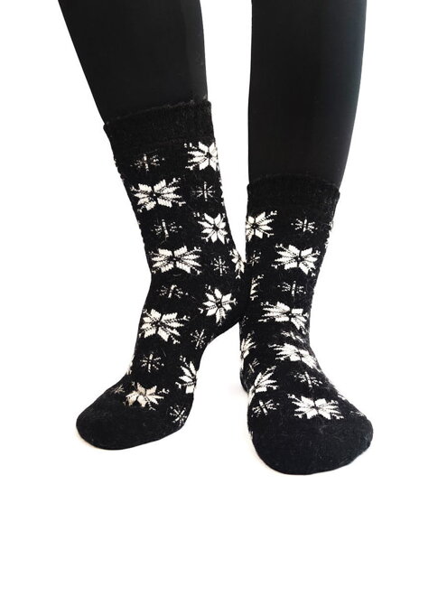 Vlněné termo dámské ponožky v černé barvě s bílými vločkami
