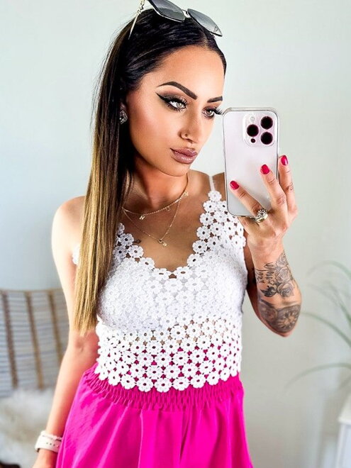 Stylový dámský croptop s krajkovanými květinami 