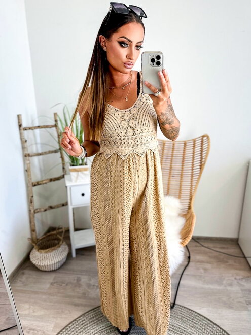 Trendy dámský overal v barvě camel 