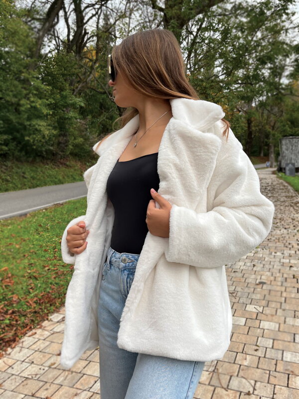 Dámský huňatý kabát M2 v bílé barvě