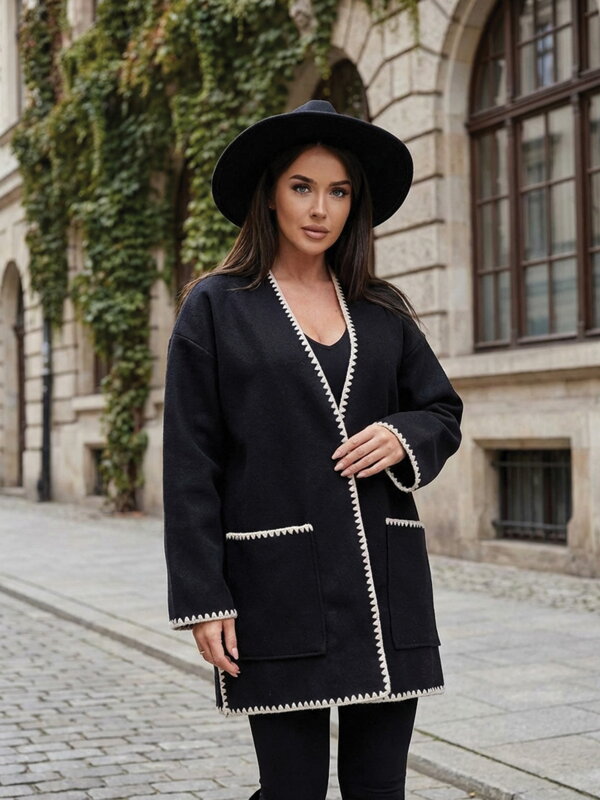 Kabát v zajímavém střihu v černé barvě 86562