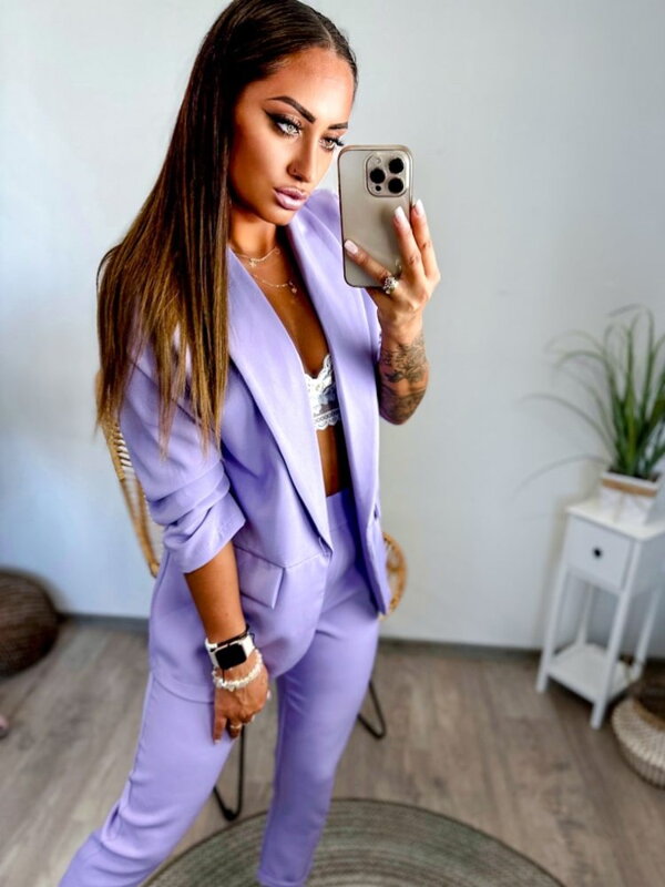 Stylový kalhotový komplet v lila barvě Stylový kalhotový komplet v lila barvě