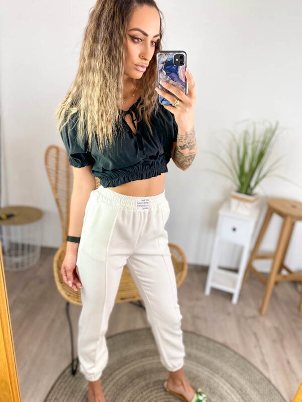 Sportovně-elegantní kalhoty v bílé barvě Sportovně-elegantní kalhoty v bílé barvě