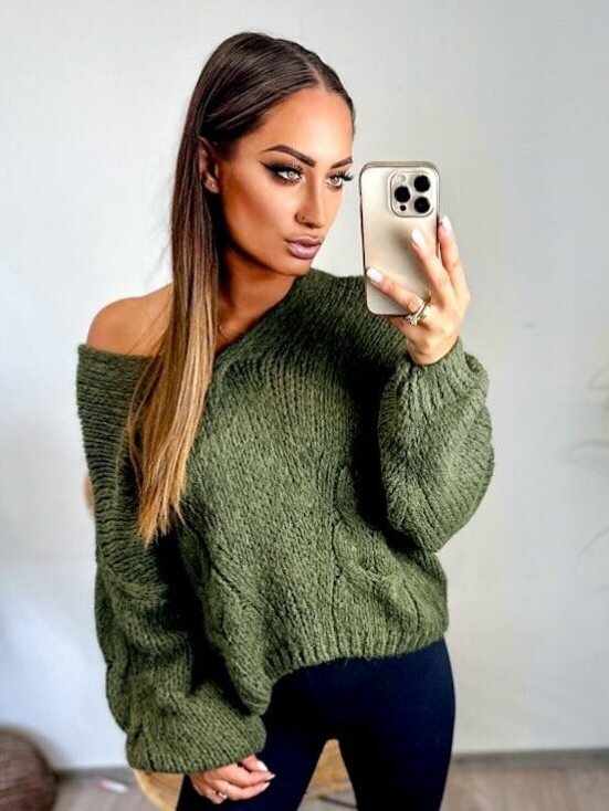 Trendy oversize dámský svetr v olivové barvě Trendy oversize dámský svetr v olivové barvě