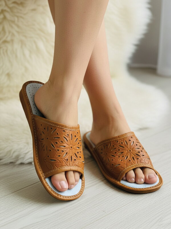 Dámské otevřené papuče hnědé model 102 velký květ